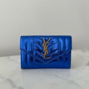 SOLD 💙Cool metallic blue quilted envelope card wallet💙